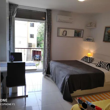 Studio In The Center Lara Makarska